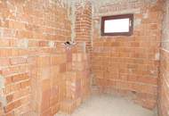 Geräumiges, voll unterkellertes Wohnhaus - zum Fertigstellen!