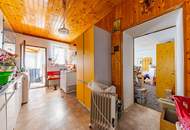 Renovierungsbedürftige Liegenschaft mit zwei Wohneinheiten, Nebengebäuden & Garage!
