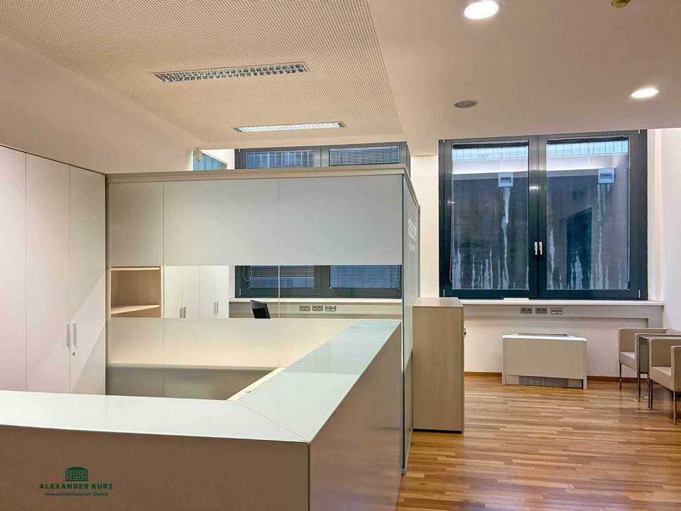 Moderne großzügige Bürofläche, 2 Parkplätze inklusive