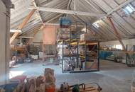 Vermiete Liegenschaft teilbar 1) Haus 157m² 2)Geschäftslokal (Praxis Gastro?, Kaffee? ect) 220m² 3)Lager derzeit mit Hochregalen 250m² 4)Lager- Geschäfts- oder Bürofläche 1.OG 234m² 5)Doppelgarage LKW-tauglich 49,40m² 6)Außenflächen und Parkplätze (Provisionsfrei)