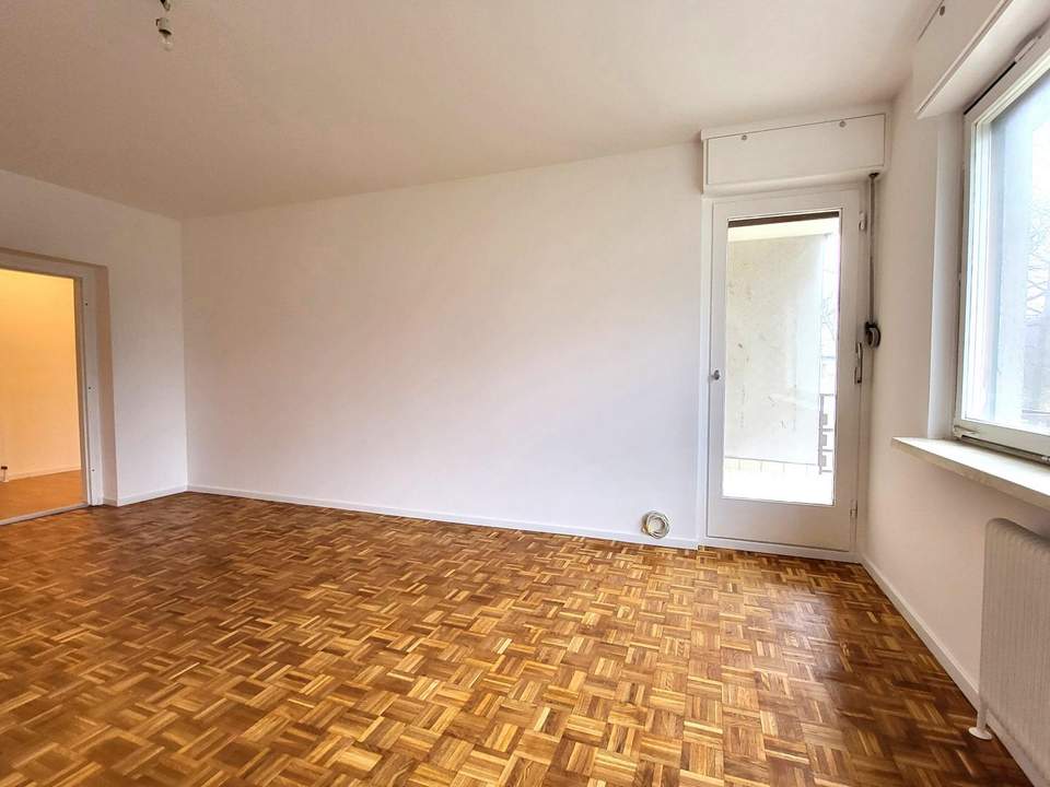 RENOVIERTE WOHNUNG MIT LOGGIA UND PARKPLATZ IN HERRLICHER WALDRAND-RUHELAGE