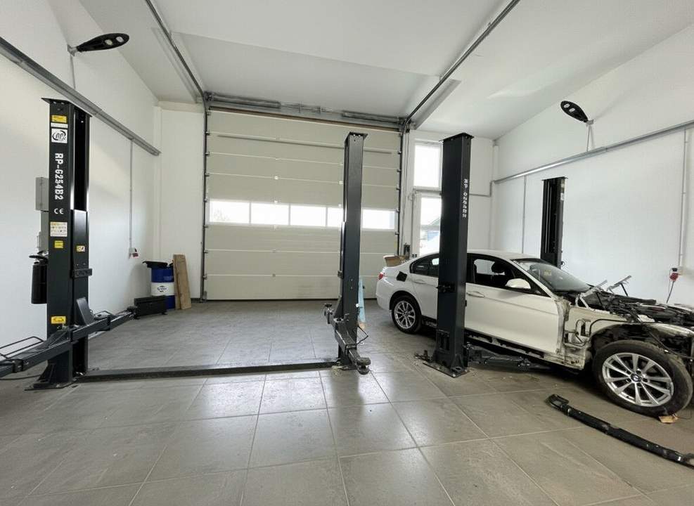 Mitbenutzer gesucht!!! Große Halle, Werkstatt mit Lichtkuppel, Sektionaltor 5m breit, 4,10m hoch und WC, inkl. PKW Parkplatz und 2 Hebebühnen