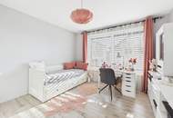 Mehr Platz fürs Leben: Familienhaus mit 4-m-Garage, Hebebühne, Pool & Homeoffice