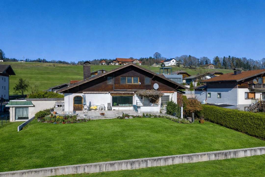 Großzügiges Haus mit Entwicklungspotenzial, Hallenbad, Wellness und Bergblick