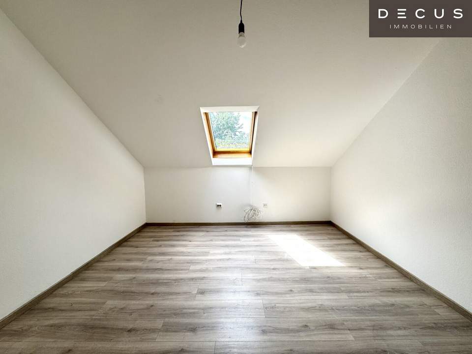 | CHARMANTE DACHGESCHOSSWOHNUNG | HELL & ZENTRAL | 4. OG | IDEAL FÜR SINGLES & STUDENTEN | TOP LAGE | NÄHE UNI