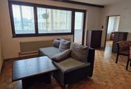 Renovierungsbedürftige 4 Zimmer Wohnung mit Loggia