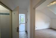 Unbefristete 3-Zimmer-DG-Wohnung mit Balkon und Grünblick // 3-Room Attic Apartment for Rent on an Unlimited Lease, with Balcony and Green Views //