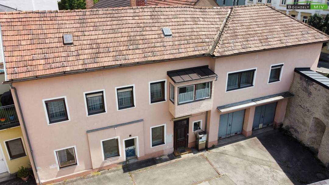 Renovierungsbedürftiges Einfamilienhaus im Zentrum von Knittelfeld mit Carports und Doppelgarage