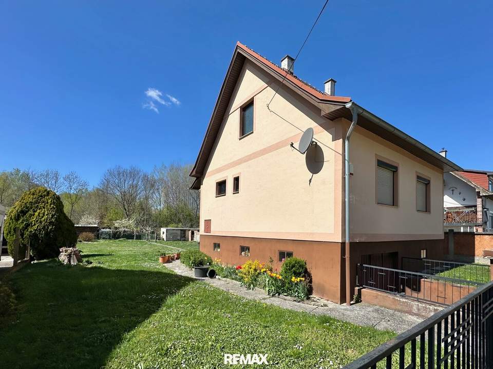 Sonniges großes Grundstück mit sanierungsbedürftigem Haus