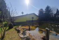 TRAUMHAFTER BUNGALOW FÜR ZWEI PERSONEN SAMT NEBENGEBÄUDE FÜR HOBBYRAUM, PARKÄHNLICHEM GARTEN MIT SCHWIMMTEICH ALS NATURPOOL DIREKT AN FELDER DER REGION ANGRENZEND