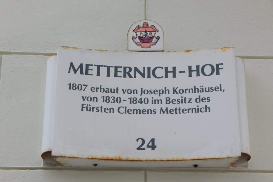 Wohnen im historischen Metternich-Hof mit begrünten Innenhof - Dachgeschoß mit Galerie und Garagenplatz, Wohnung-miete, 1.875,00,€, 2500 Baden