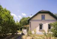 Verwunschenes Wohnhaus versteckt in großem Gartengrundstück