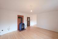 Gediegenes Stockhaus in grüner Umgebung