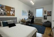 Sanierte Familienwohnung vereint höchsten Wohnkomfort mit einer entspannten Grünlage und herrlichem Ausblick! Freuen Sie sich auf ein durchdachtes, flexibles Raumkonzept – perfekt für modernes Wohnen. Jetzt dank KI-Visualisierung realitätsnah erleben!