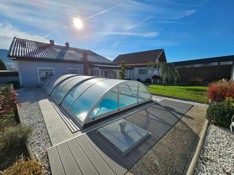 Einfamilienhaus mit überdachtem Pool in schöner, sonniger Siedlungslage