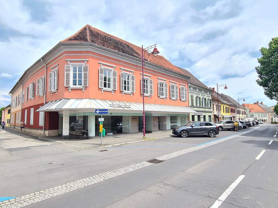 Der Platzhirsch, eine Geschäftsfläche mit Auslagenfläche und eckförmiger Fensterfront im Stadtzentrum