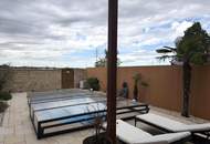 Exklusive Wohneinheit im Eckreihenhaus mit Luxusgarten &amp; Pool // Exclusive unit in a corner townhouse with a luxurious garden and pool //