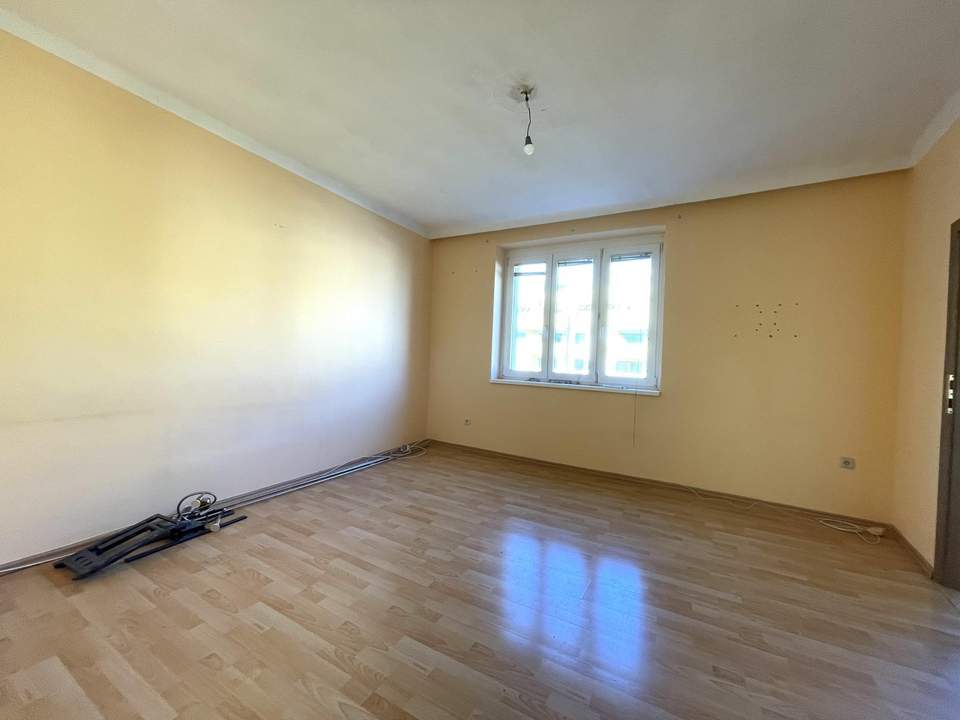 Sanierungsbedürftige 2 Zimmer Wohnung in S-Bahn-Nähe - KEIN LIFT!