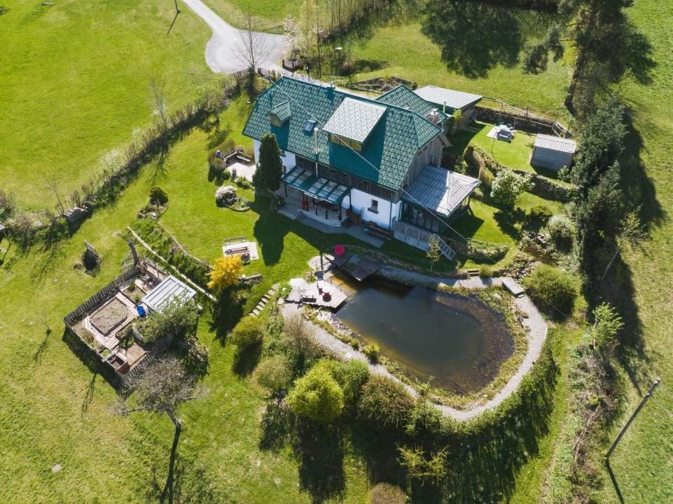 Malerisches Landhaus mit Schwimmteich, prämiertem Naturgarten und Gästewohnung!