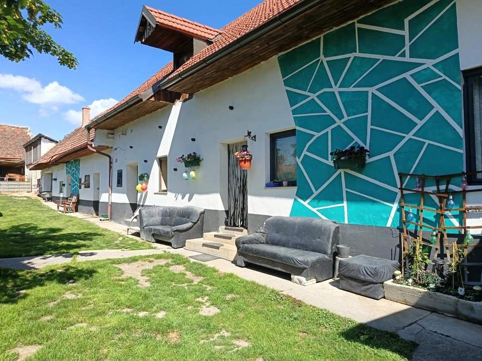 Vielseitiges Wohnhaus mit großzügigem Hof und Nebengebäuden