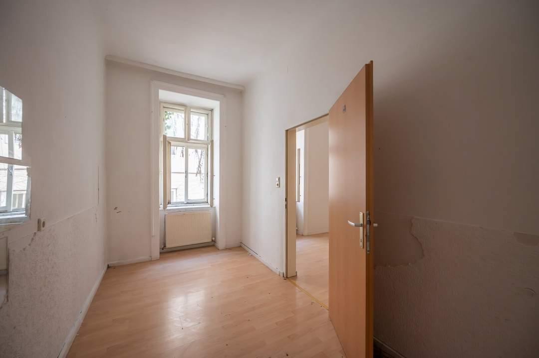 ++Airbnb++ Renovation Opportunity: Well-Located 2-Room Apartment with Potential