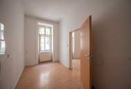 ++Airbnb++ Renovation Opportunity: Well-Located 2-Room Apartment with Potential