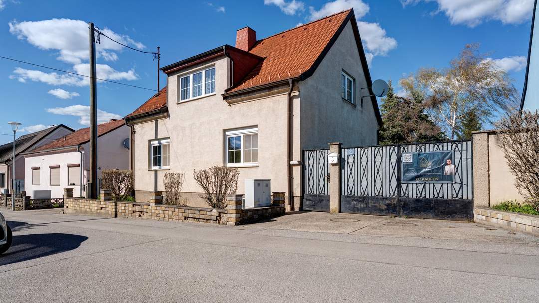 Sanierungsbedürftiges Haus in Untersiebenbrunn! Rohdachboden mit Ausbaupotential!