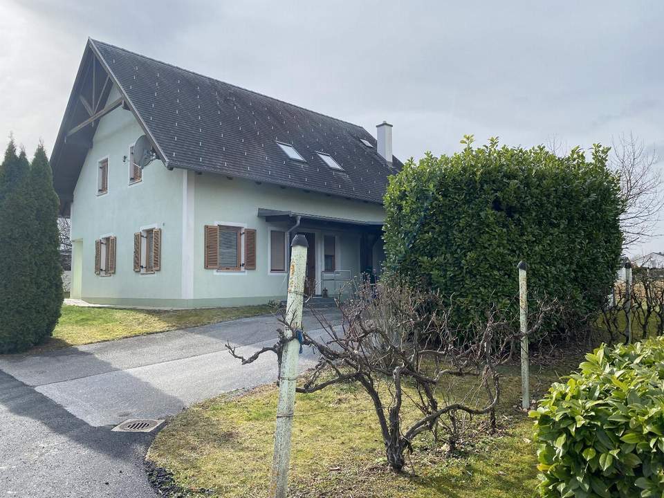 Wohnhaus mit Carport in sonniger ruhiger Lage