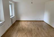 Neu, modern &amp; einzigartig - Wohnen mit Charakter in Steyr Münichholz! Umfassend sanierte 2 Zimmer-Wohnung mit außergewöhnlichem Grundriss, praktischem Abstellraum und Luxus-Badezimmer mit ebenerdiger Dusche!