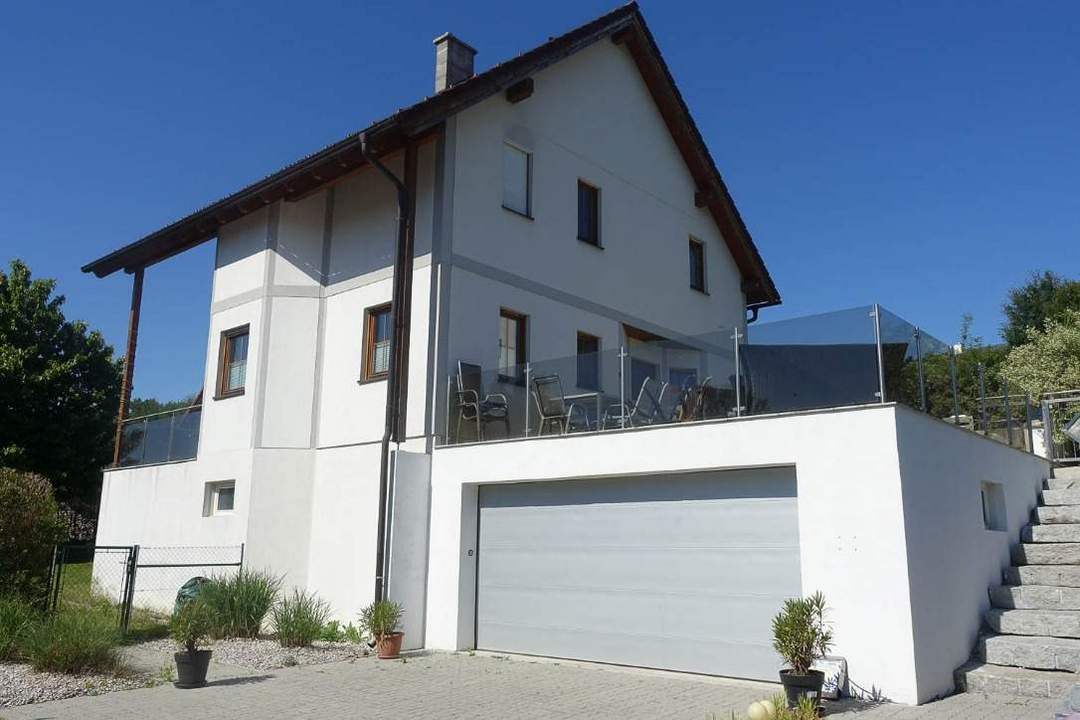 Wohnhaus in Siedlungsrandlage fast im Grünen mit Hochterrasse und kleinem Schwimmteich