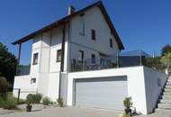 Wohnhaus in Siedlungsrandlage fast im Grünen mit Hochterrasse und kleinem Schwimmteich