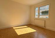 HELL UND SEHR GROSSZÜGIG - HOCHWERTIG SANIERTE 5-ZIMMER-WOHNUNG MIT BALKON IM 5. LIFTSTOCK