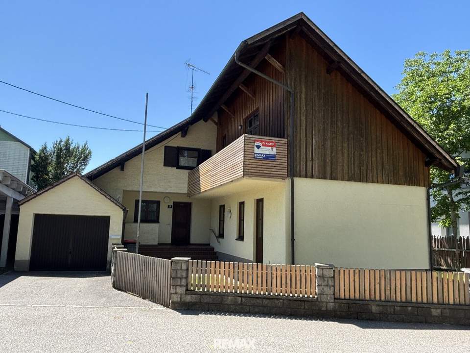 Großzügiges Ein- oder Zweifamilienhaus mit Pool in attraktiver, zentraler Lage
