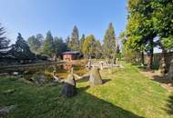 TRAUMHAFTER BUNGALOW FÜR ZWEI PERSONEN SAMT NEBENGEBÄUDE FÜR HOBBYRAUM, PARKÄHNLICHEM GARTEN MIT SCHWIMMTEICH ALS NATURPOOL DIREKT AN FELDER DER REGION ANGRENZEND