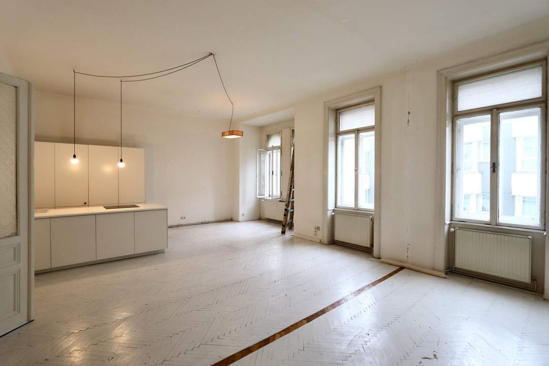 Nächst Neubaugasse! Südwestseitiger 4-Zimmer-Altbau mit Balkon in ruhiger Seitengasse!