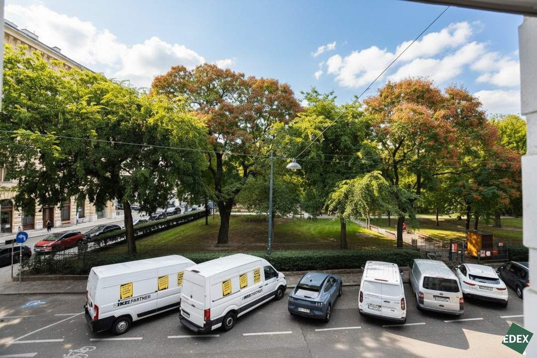 Modernes Altbau-Büro mit Parkblick