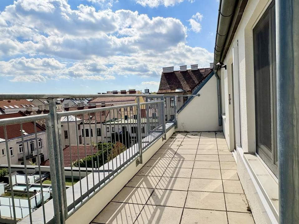 WUNDERSCHÖNE DG-WOHNUNG MIT TRAUMBAD, TERRASSE UND KLIMAANLAGE