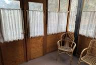 2 stark renovierungsbedürftige Häuser auf einem Grundstück mit schöner Fernsicht zu verkaufen