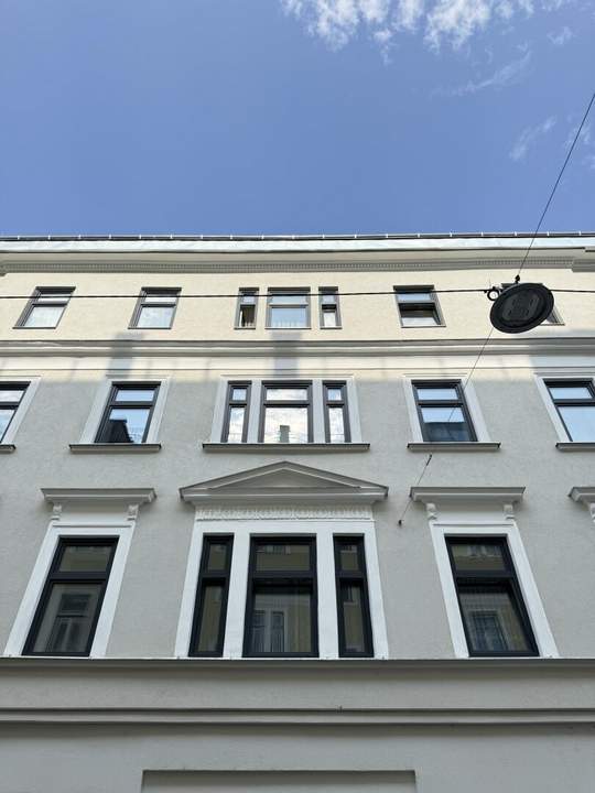 Stilvolle Altbauwohnung mit Lift – Unbefristet vermietet