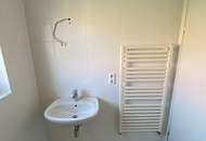 Geld sparen und den Sommer auf Balkonien genießen! Umfassende Sanierungsarbeiten versprechen einen traumhaften Rückzugsort zum Wohlfühlen: geräumiges Wohnzimmer mit Zugang zum sonnigen Balkon, modernes Badezimmer und praktischer Abstellraum!