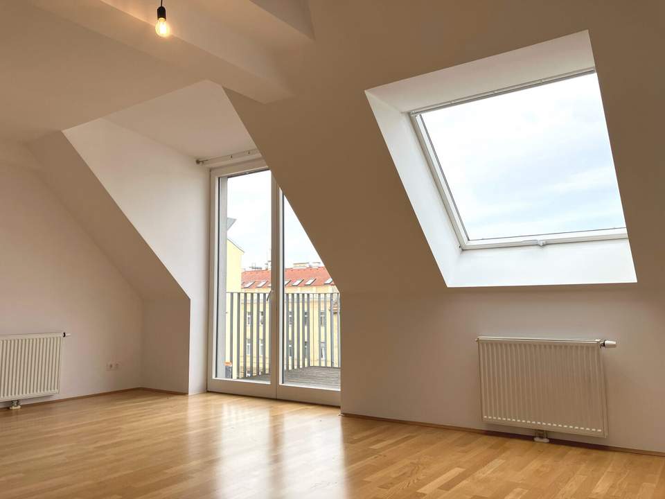 Schöne DG-Maisonette mit Balkon Nähe U1!