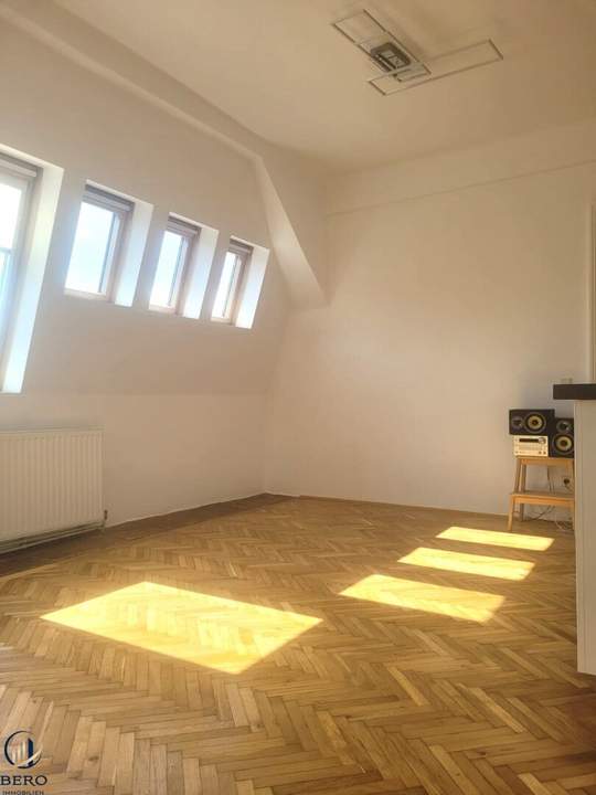 "Diese 5 Zimmer-Altbauwohnung mit sonniger Terrasse wartet genau auf SIE"