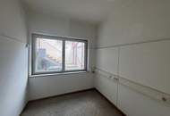 Praktischer Lagerraum mit Altbauflair und zwei Schaufenster zur Michaeligasse