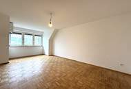 Großzügige und helle 2 Zimmer Wohnung im Dachgeschoss | ca. 63 m² | Klimaanlage | zzgl. PKW-Stellplatz | Friedrich Schiller-Straße