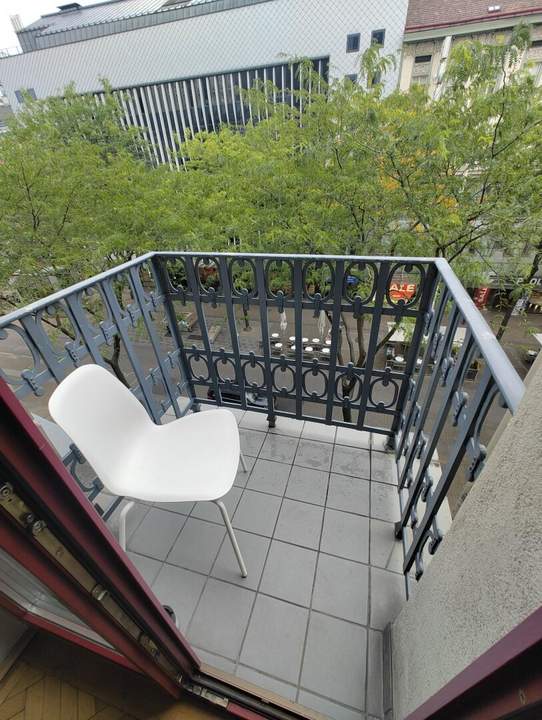 1060! BÜRO mit kleiner Cafeterrasse direkt auf die Mahü!