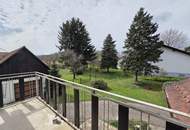 Älteres Dreigiebel- Wohnhaus samt zwei freistehenden Nebengebäuden sowie zwei Terrassen und großem Grundstück