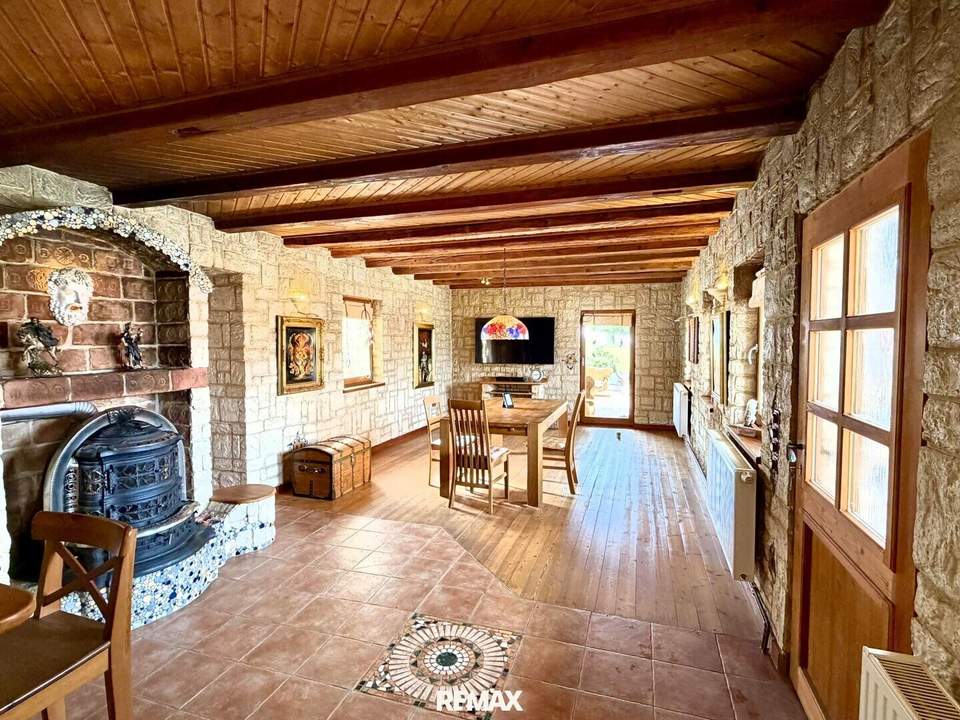 "Charmantes Einfamilienhaus mit Terrasse, Garage und zusätzlichem Grundstück"
