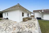 Bungalow mit großzügigem Nebengebäude, Terrasse und nachhaltiger Heiztechnik