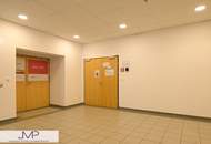 Helle Büro- oder Werkstattflächen mit Rampe