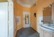 ++Q18++ Renovation-required 2.5-room old building flat with great conversion potential